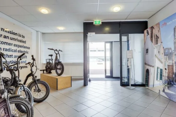 Showroom met elektrische fietsen van Rad Power Bikes bij de ingang van een modern bedrijfspand aan de Zonnebaan.
