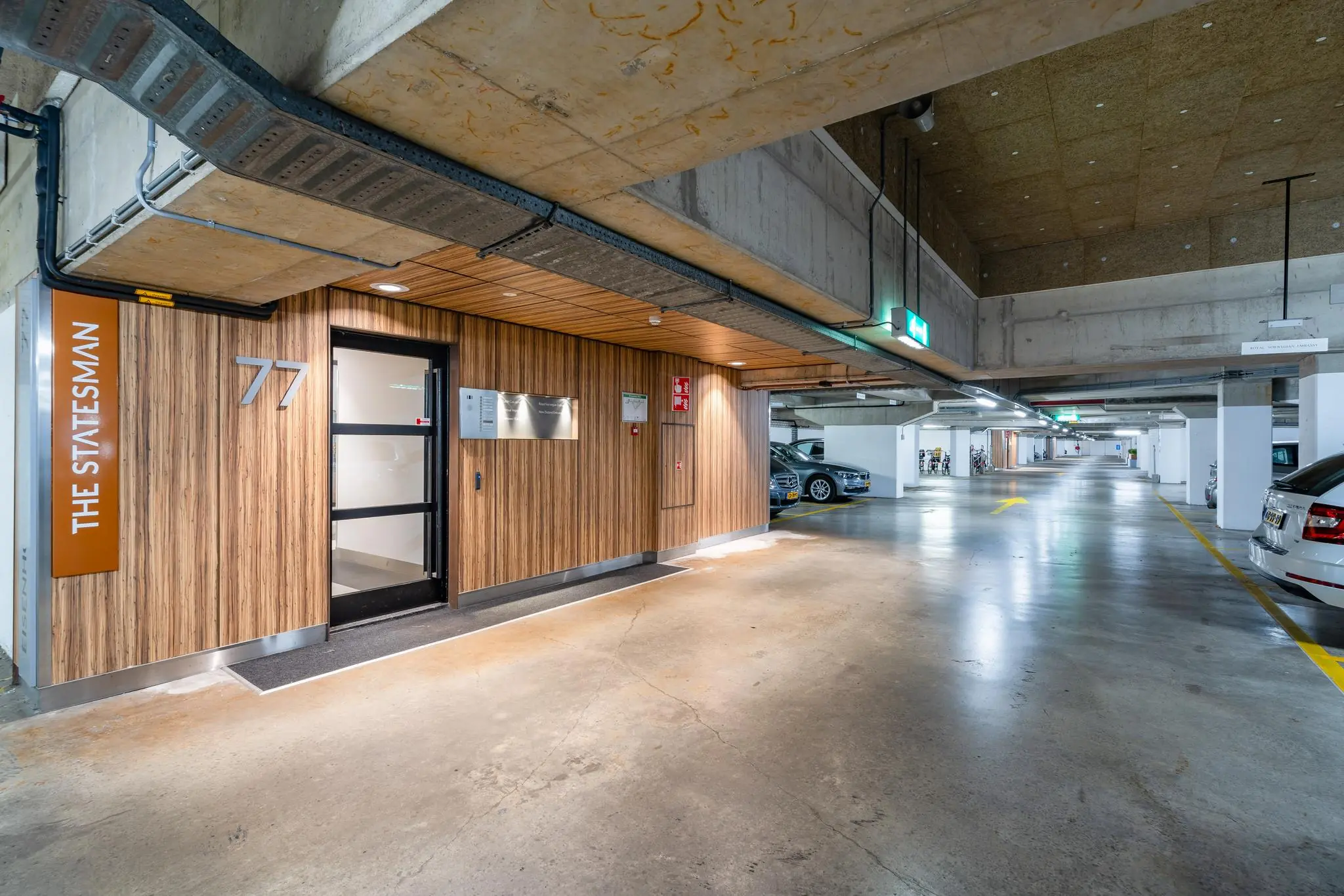 Ingang van The Statesman aan Churchillplein in een moderne ondergrondse parkeergarage.