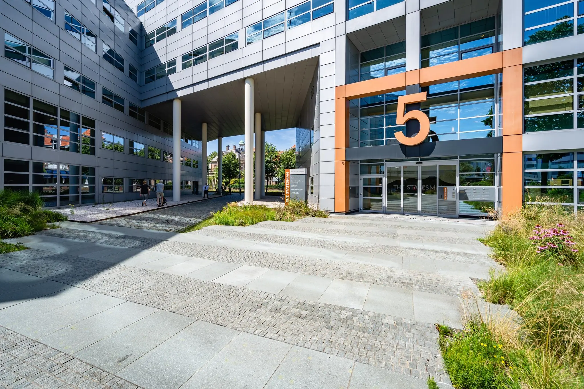 Moderne kantoorgebouwen aan het Churchillplein met grote oranje 5 boven de entree.