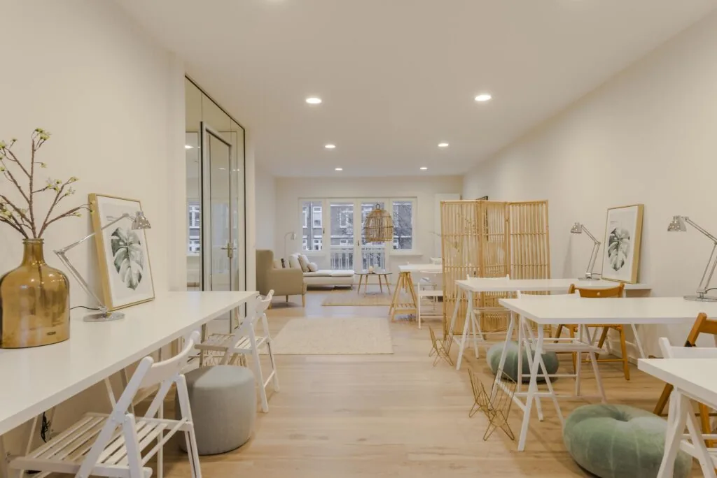 Stijlvol en licht interieur van een moderne werkruimte aan het Concertgebouwplein met minimalistisch meubilair en natuurlijke accenten.