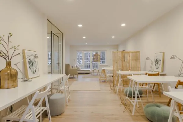 Stijlvol en licht interieur van een moderne werkruimte aan het Concertgebouwplein met minimalistisch meubilair en natuurlijke accenten.