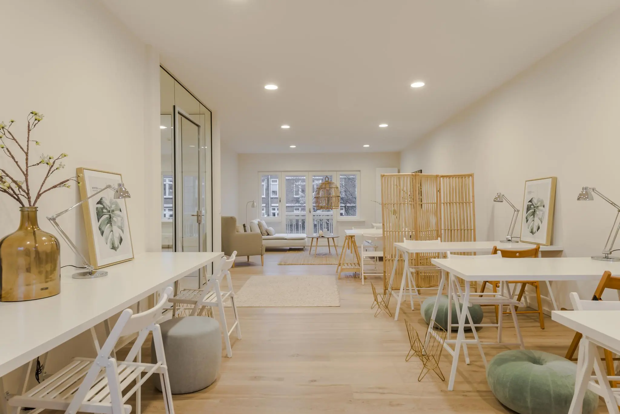 Stijlvol en licht interieur van een moderne werkruimte aan het Concertgebouwplein met minimalistisch meubilair en natuurlijke accenten.