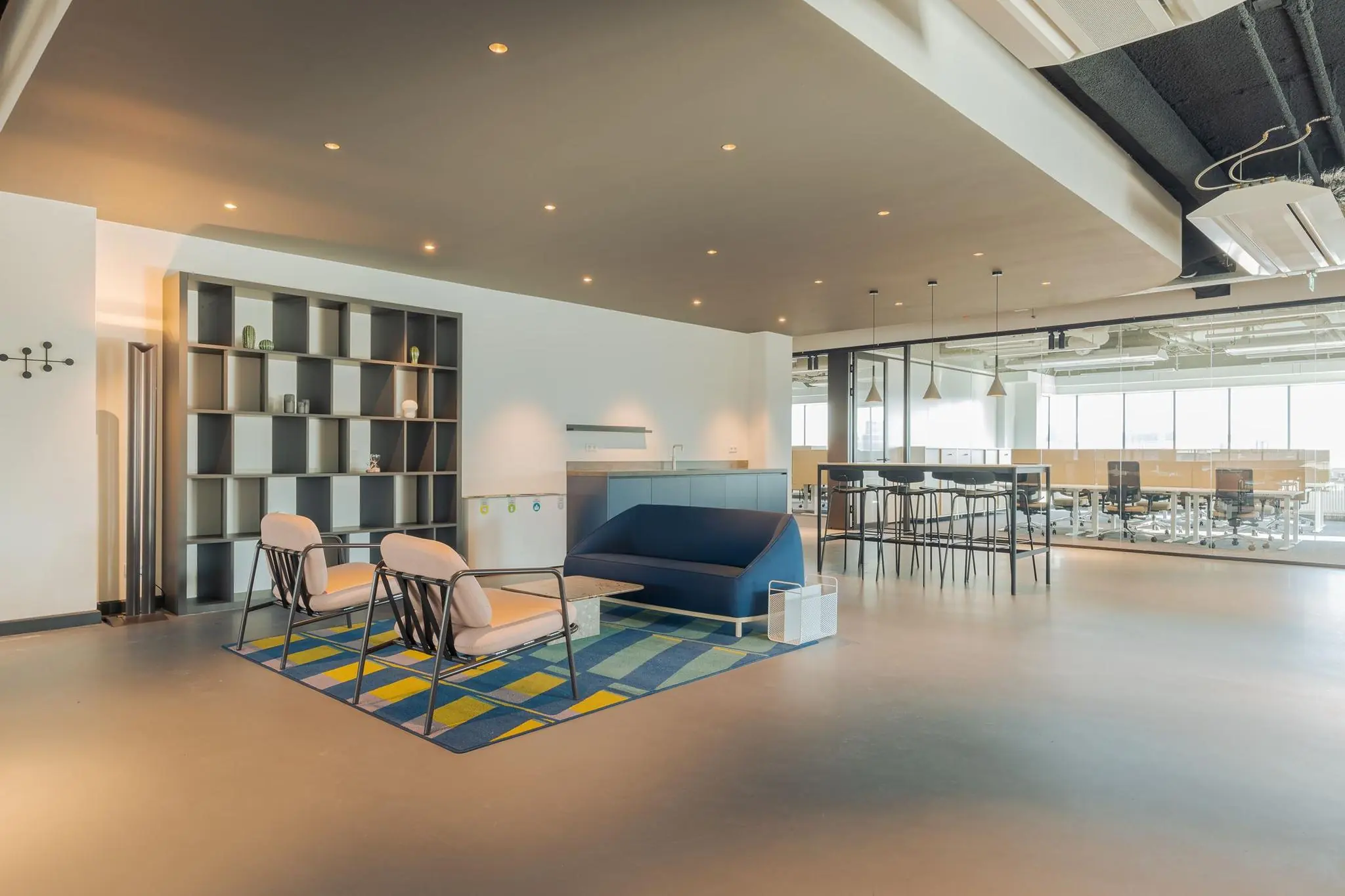 Moderne kantoorruimte aan het Weena met loungehoek, open keuken en vergaderruimte.