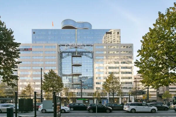 Kantoorgebouw Weena Central in Rotterdam met spiegelende gevel en stadsverkeer op de voorgrond.