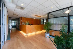 Moderne receptiebalie met houten afwerking in een kantoor in Capelle aan den IJssel.
