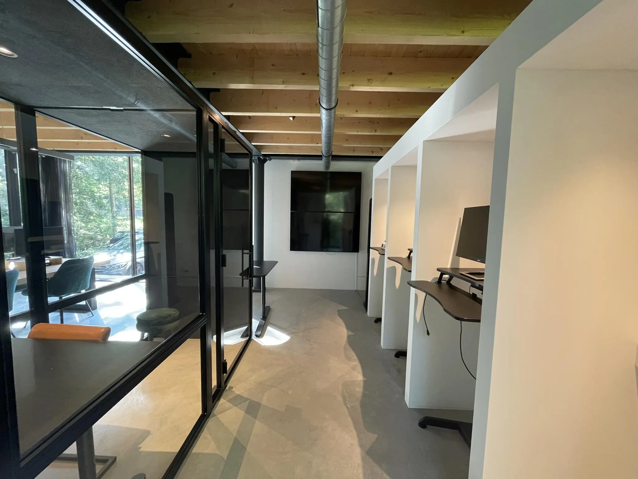 Moderne kantoorruimte aan de Sloterweg met zit-sta werkplekken en glazen vergaderruimte.