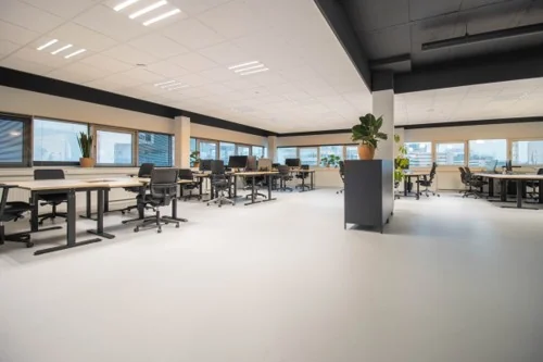 Ruim, modern kantoorinterieur aan de Hogehilweg met flexibele werkplekken en grote ramen.