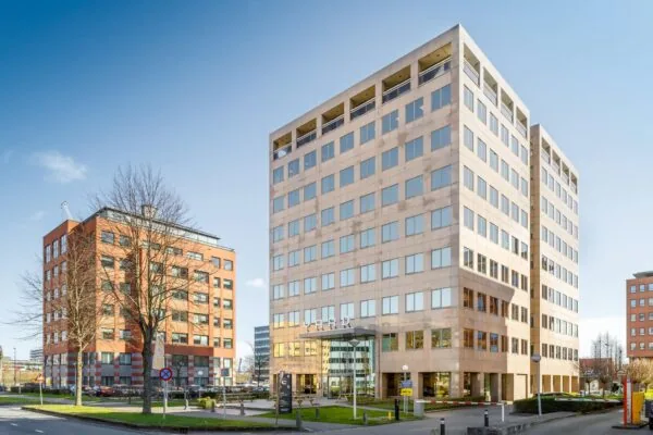 Kantoorgebouwen aan de Karspeldreef in Amsterdam bij helder weer.