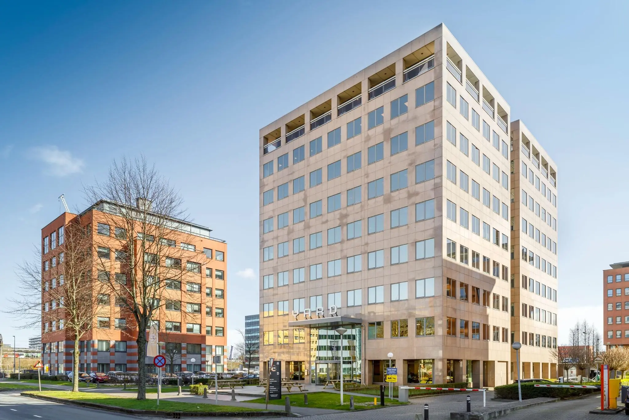 Kantoorgebouwen aan de Karspeldreef in Amsterdam bij helder weer.