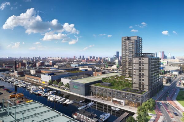 Modern wooncomplex aan de Melkwegstraat met uitzicht op een jachthaven en de skyline van een stedelijk industriegebied.