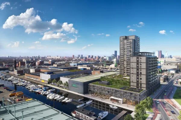 Modern wooncomplex aan de Melkwegstraat met uitzicht op een jachthaven en de skyline van een stedelijk industriegebied.