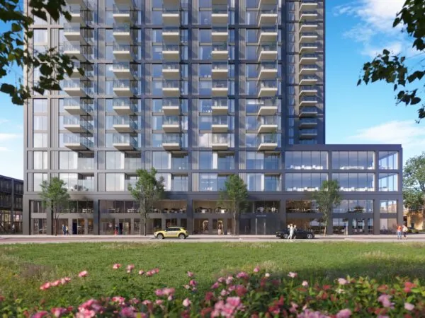 Moderne woontoren aan de Melkwegstraat met glazen gevel, balkons en een levendige straatomgeving.