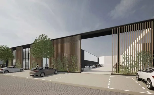 Moderne bedrijfspanden aan de Strickledeweg met houten gevelelementen en parkeergelegenheid op de voorgrond.