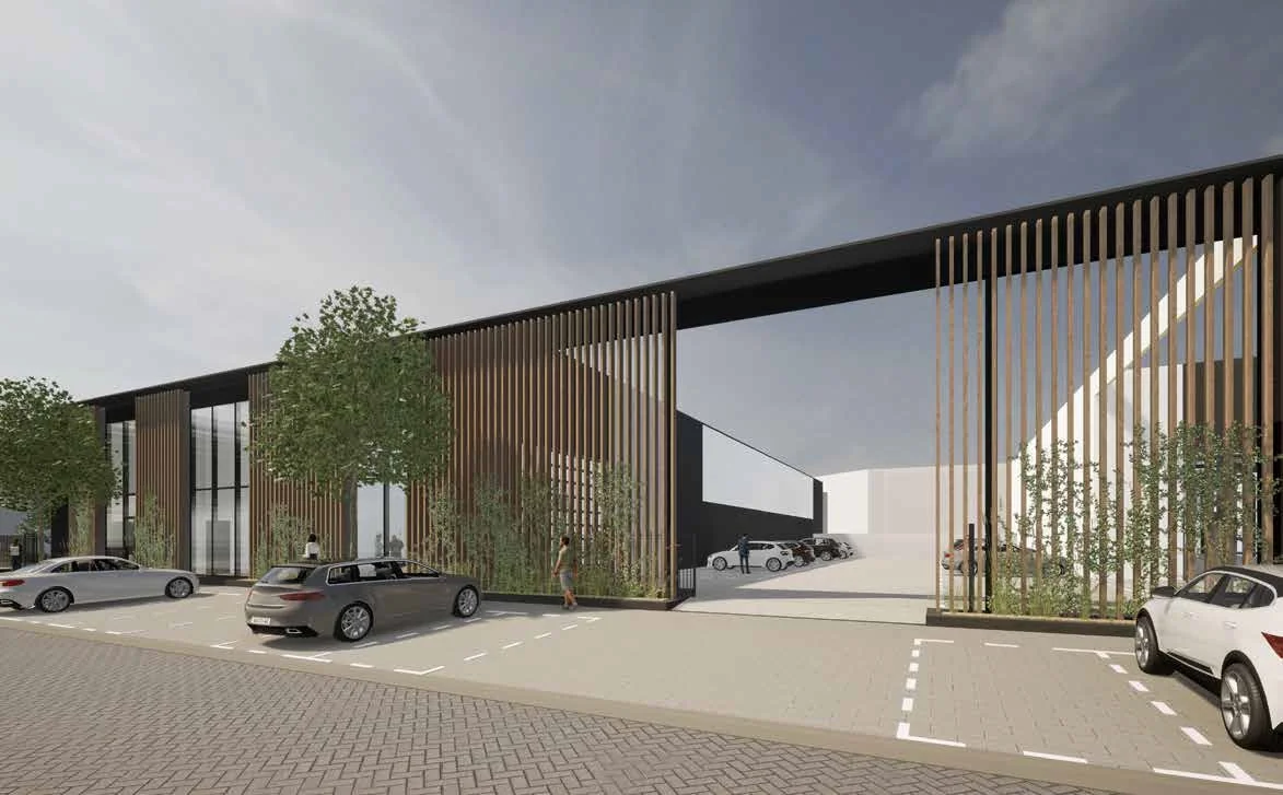 Moderne bedrijfspanden aan de Strickledeweg met houten gevelelementen en parkeergelegenheid op de voorgrond.