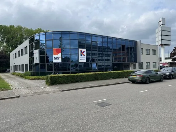 Kantoorpand aan de Computerweg met logo’s van GEO+ engineering en Nieman Kettlitz, gezien vanaf de straat.