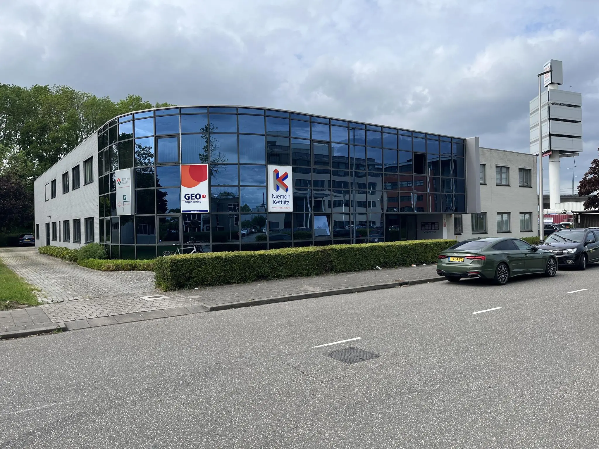 Kantoorpand aan de Computerweg met logo’s van GEO+ engineering en Nieman Kettlitz, gezien vanaf de straat.