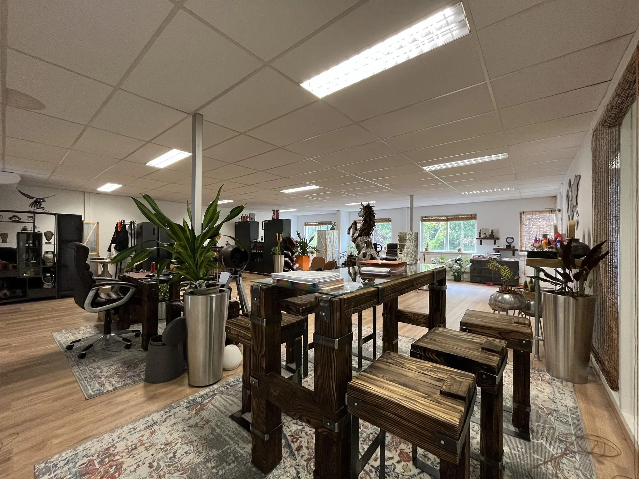 Moderne en sfeervol ingerichte kantoorruimte aan de Computerweg met houten meubels, planten en decoratieve elementen.