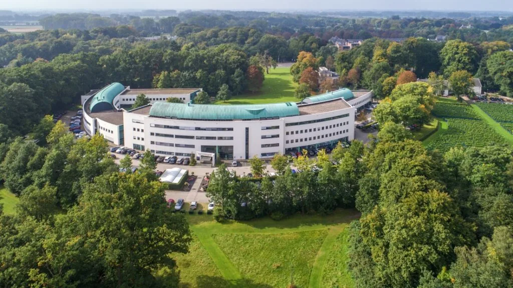 Luchtfoto van zorginstelling Sparrenheuvel, omgeven door bos en natuur.