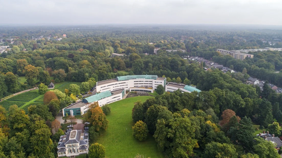 Luchtfoto van zorginstelling Sparrenheuvel in een bosrijke omgeving nabij Zeist.