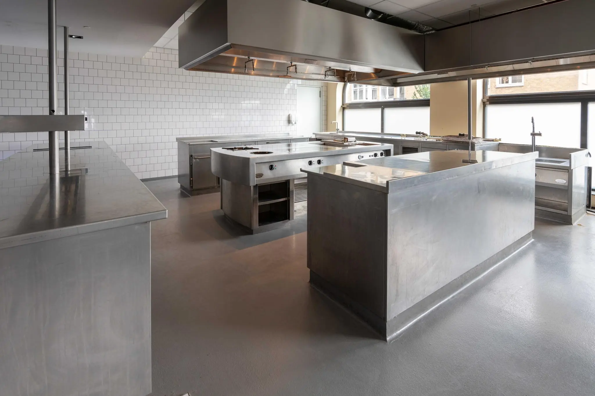 Professionele, roestvrijstalen horecakeuken met kookeilanden aan het Stadionplein.