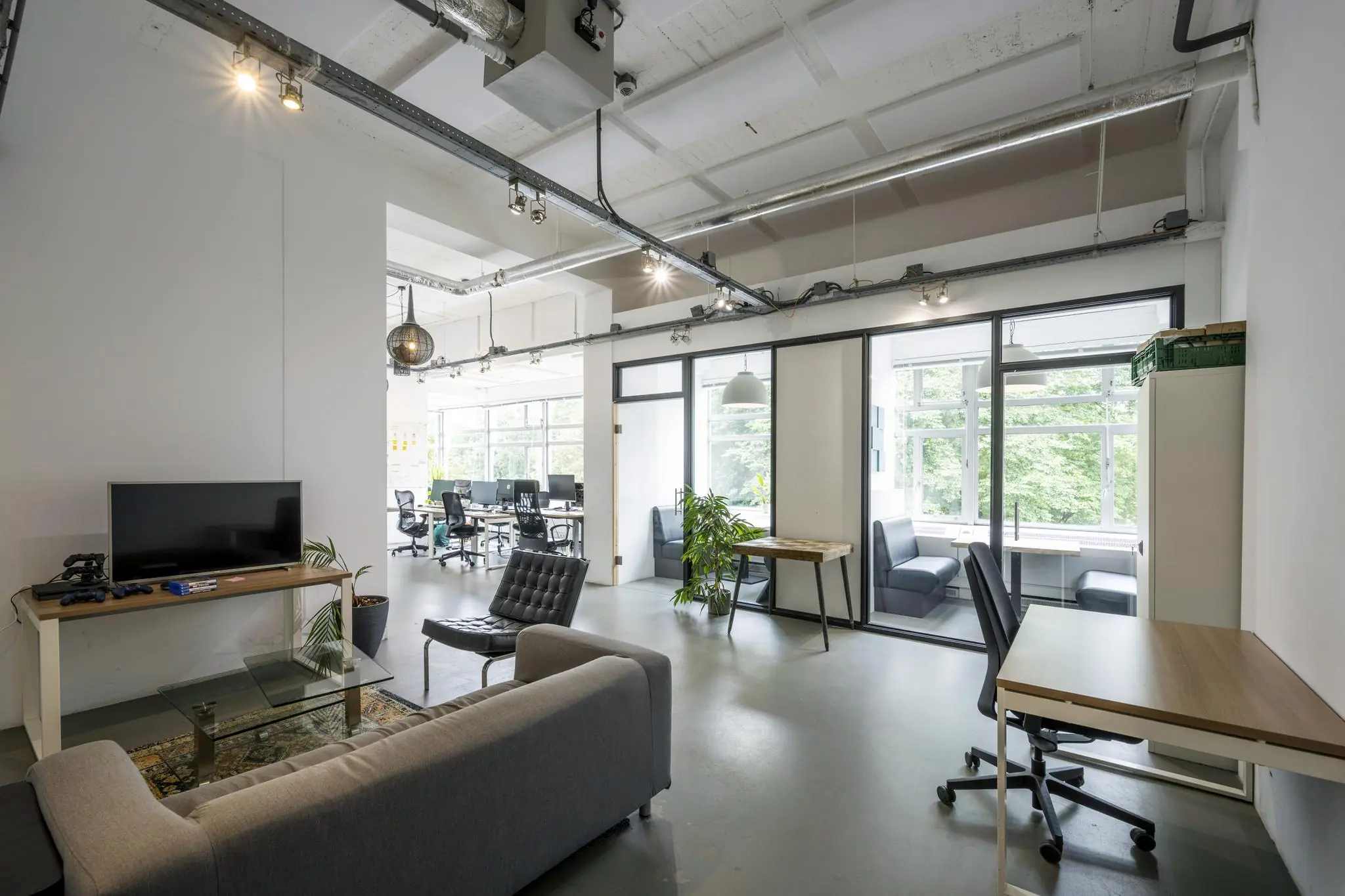 Modern ingericht kantoorpand Backershagen met open werkplekken, zithoeken en grote ramen met uitzicht op groen.