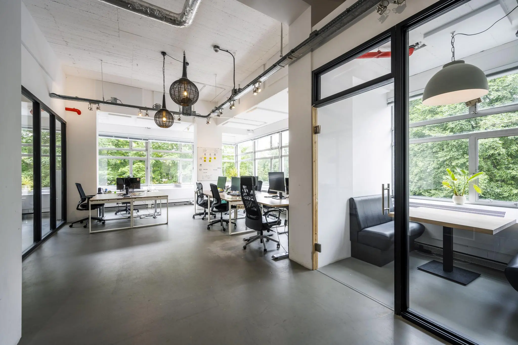 Modern en licht kantoorinterieur van Backershagen met bureaus, stoelen en vergaderruimte aan het raam.