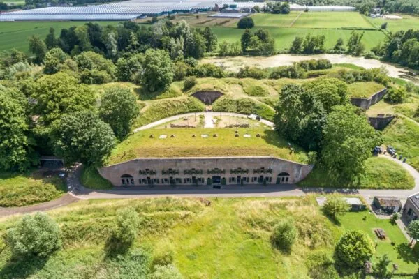 Luchtfoto van Fort bij Vechten, een groen begroeid historisch fort aan de Fortweg, omgeven door bomen en weilanden.