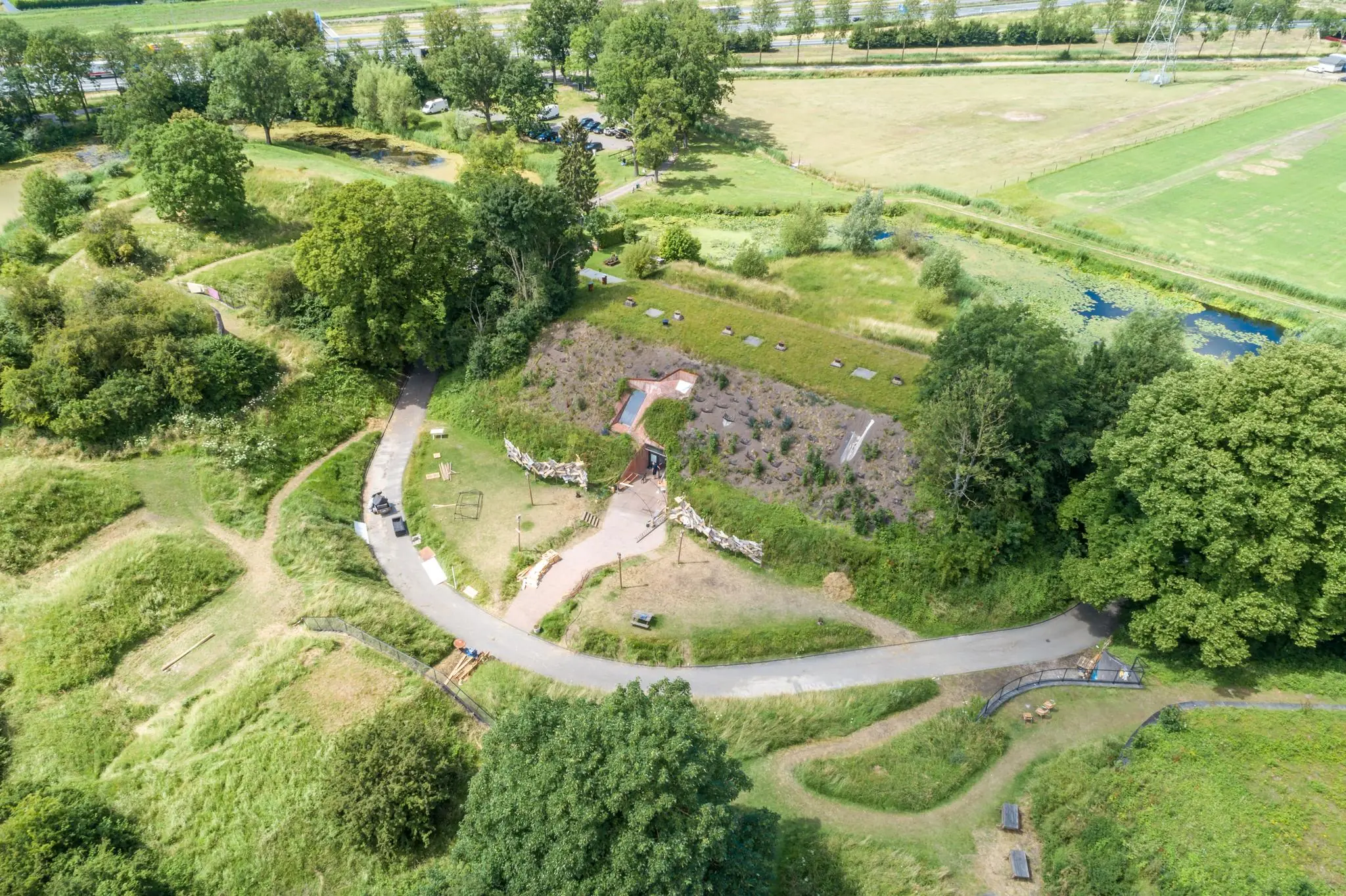 Luchtfoto van Fort bij de Buursteeg aan de Fortweg, omgeven door groen, wandelpaden en waterpartijen.