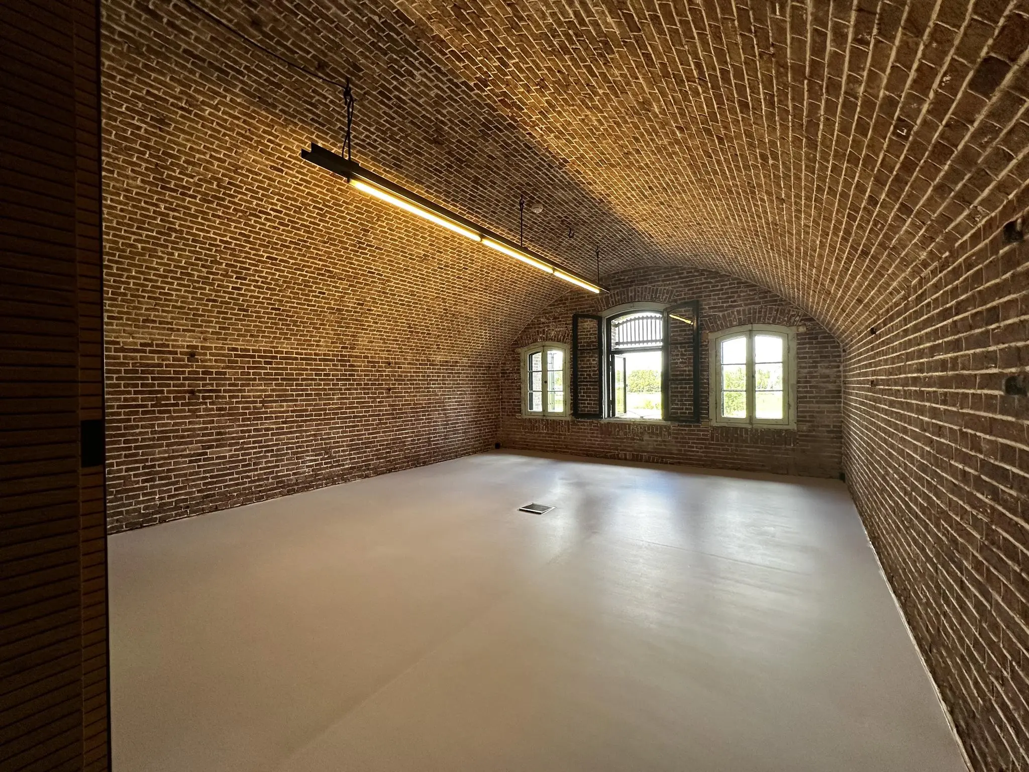 Leeg vertrek met gewelfd plafond en bakstenen muren in een historisch fort aan de Fortweg.