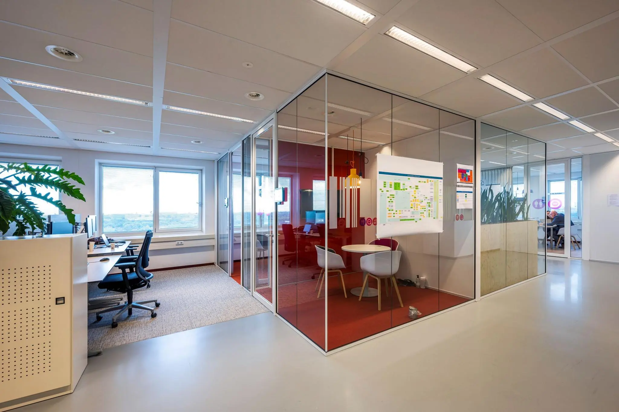 Moderne kantooruimte aan de Watermanweg met glazen vergaderruimtes en werkplekken met uitzicht.