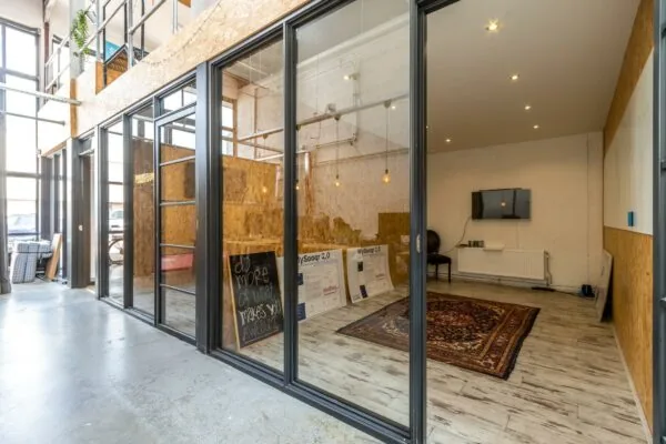 Moderne kantoorruimte aan de Eendrachtlaan met glazen wanden, houten accenten en een inspirerende inrichting.