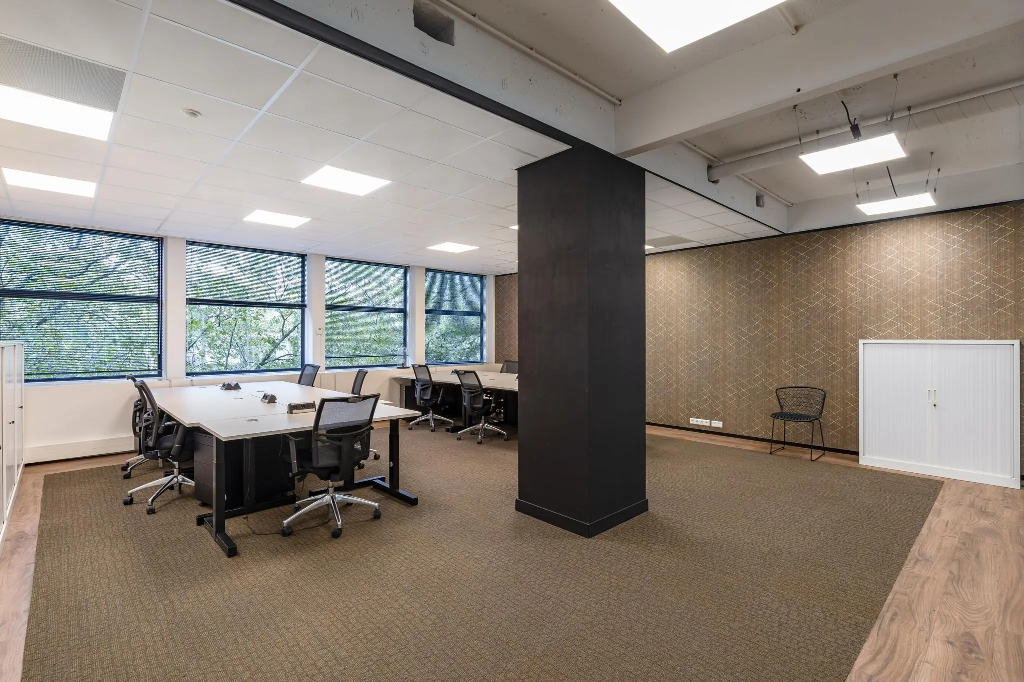 Moderne en ruime kantoorruimte aan de Coolsingel met werkplekken, grote ramen en neutrale inrichting.