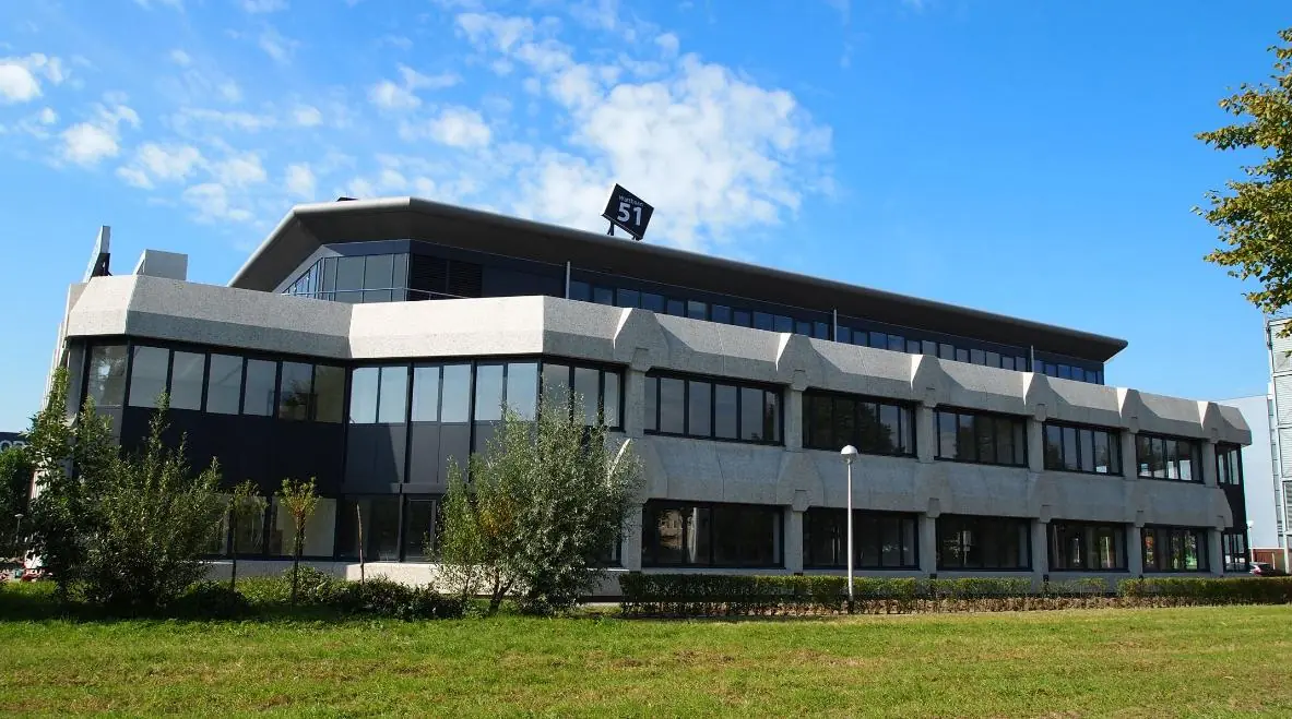 Kantoorgebouw aan de Wattbaan 51 met moderne architectuur en grote ramen.