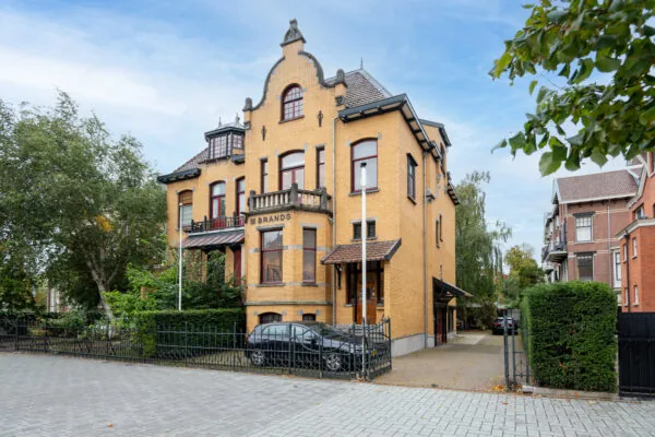 Monumentaal herenhuis aan de Hobbemastraat met karakteristieke gevel en smeedijzeren hekwerk.