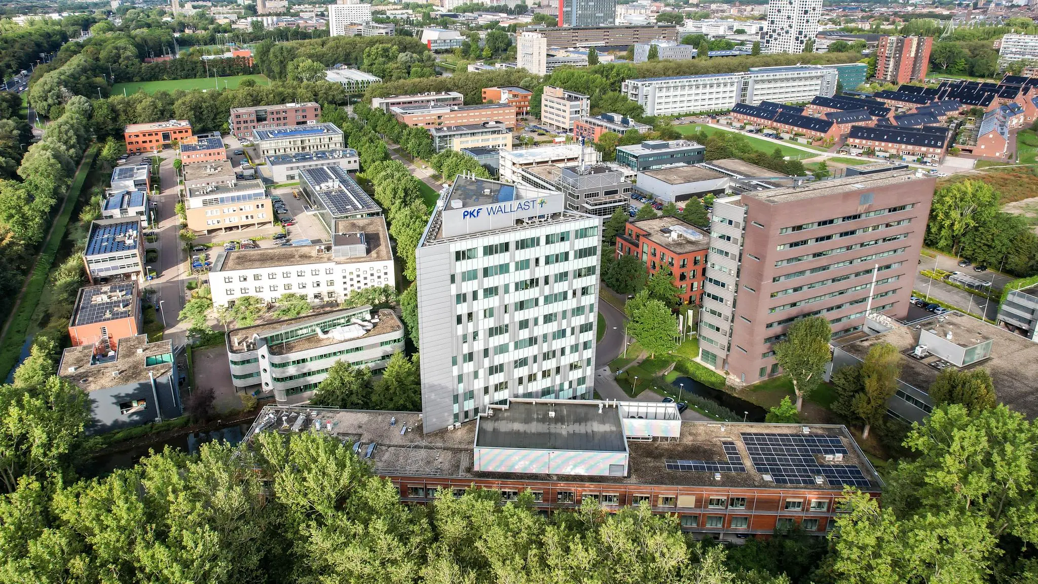 Luchtfoto van Delftechpark in Delft met het kantoorgebouw van PKF Wallast centraal in beeld.
