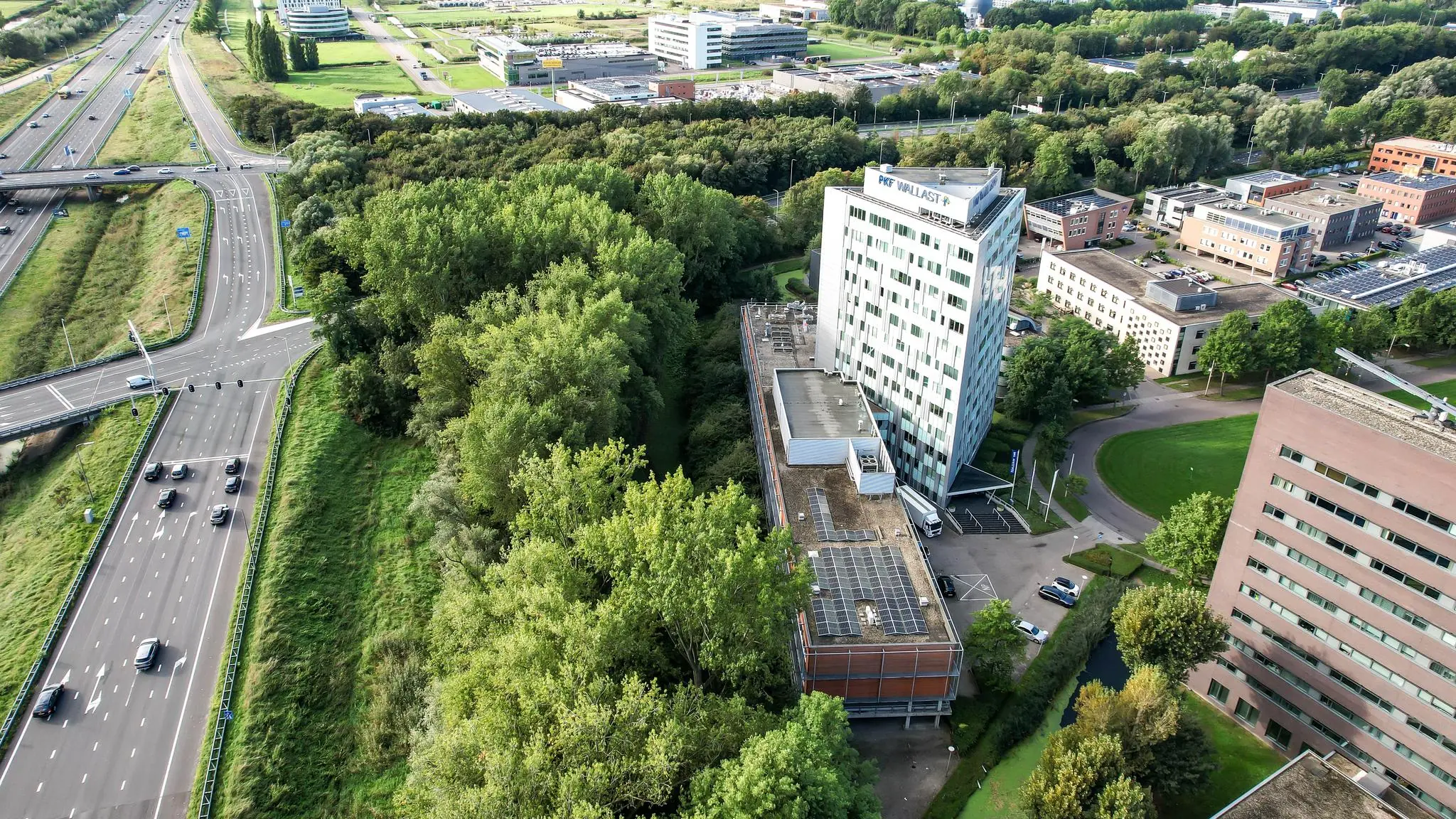 Luchtfoto van Delftechpark in Delft met kantoren, groenstroken en naastgelegen snelwegen.