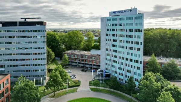 Luchtfoto van kantoorgebouwen in Delftechpark in Delft, met het PKF Wallast-pand in het midden.
