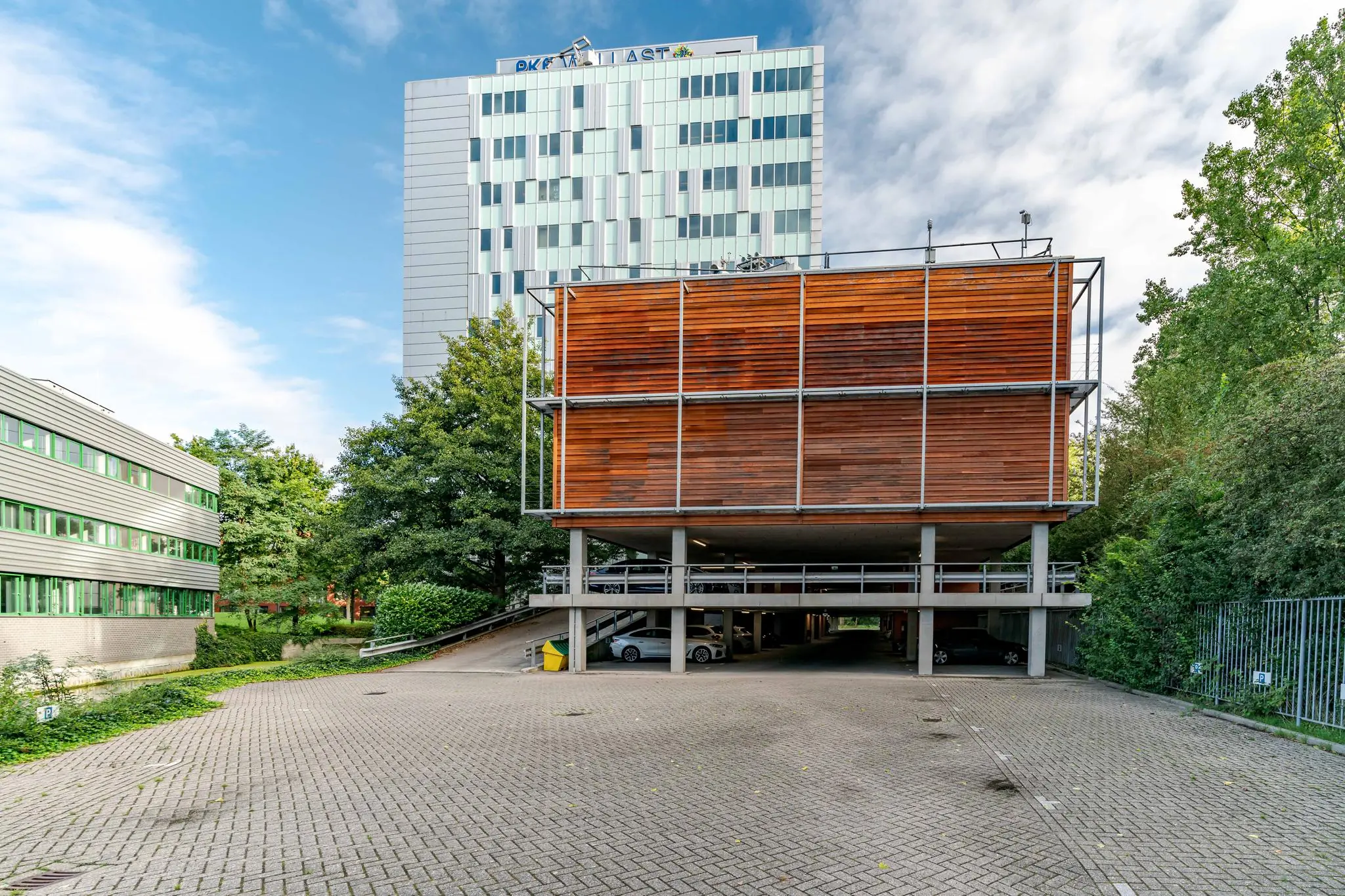 Modern kantoorgebouw met houten gevel en parkeergarage bij Delftechpark in Delft.
