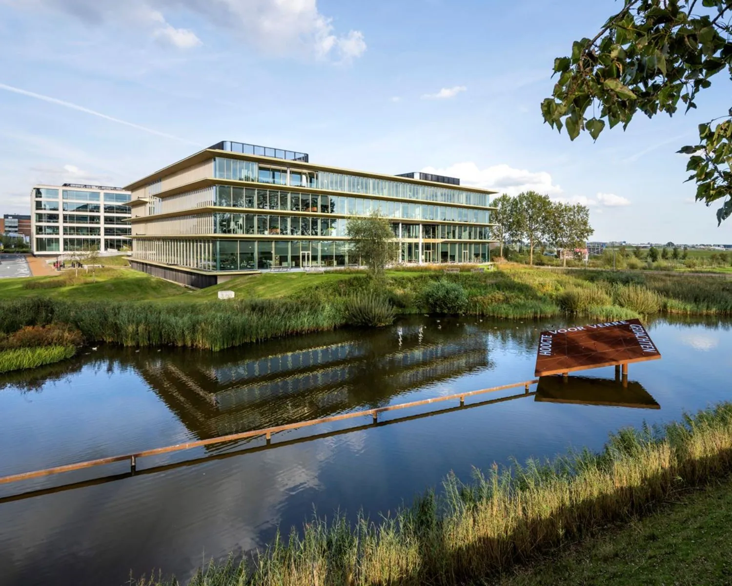 Modern kantoorgebouw aan de Taurusavenue 165 in Hoofddorp, gelegen aan het water met veel groen in de omgeving.
