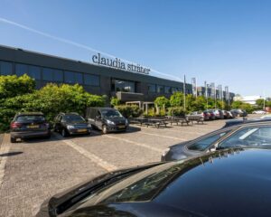 Kantoorpand met parkeerplaatsen aan Stammerhove 1 in Diemen, met reclame van Claudia Sträter op de gevel.