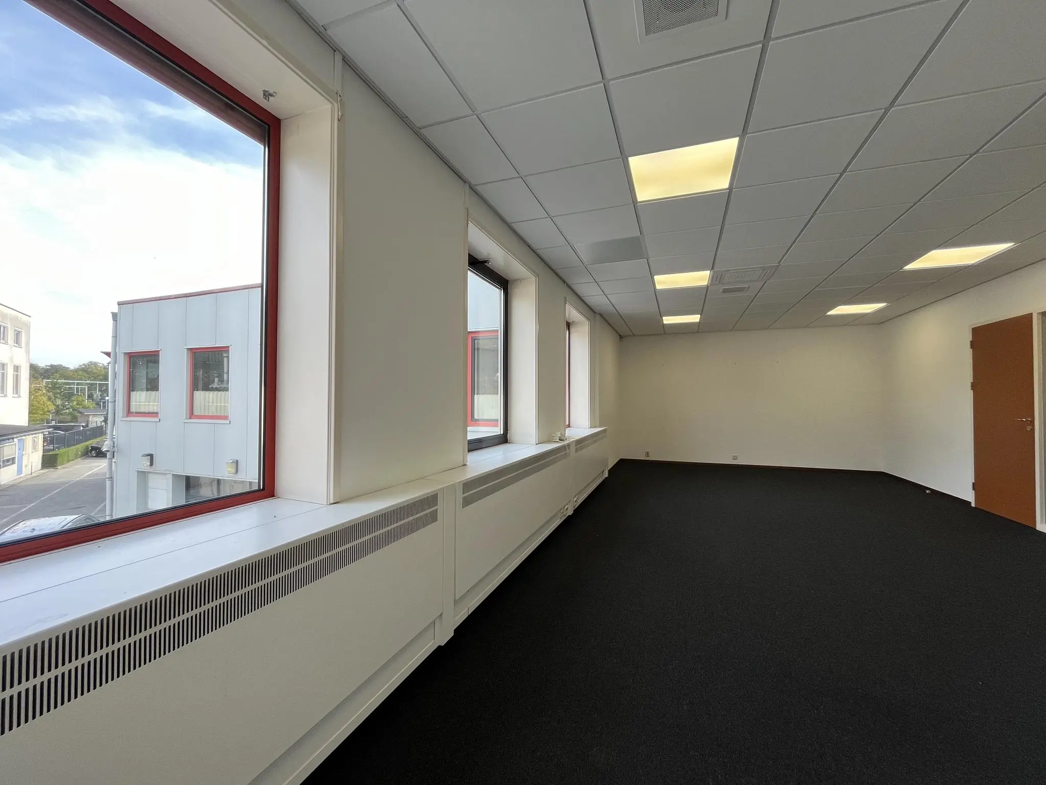 Licht kantoorruimte aan de Kwekerijweg met grote ramen en systeemplafond.