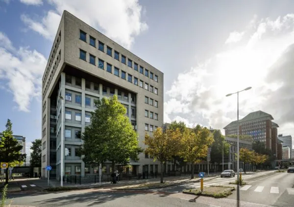 Kantoorgebouw aan de Derkinderenstraat in Amsterdam op een zonnige dag.
