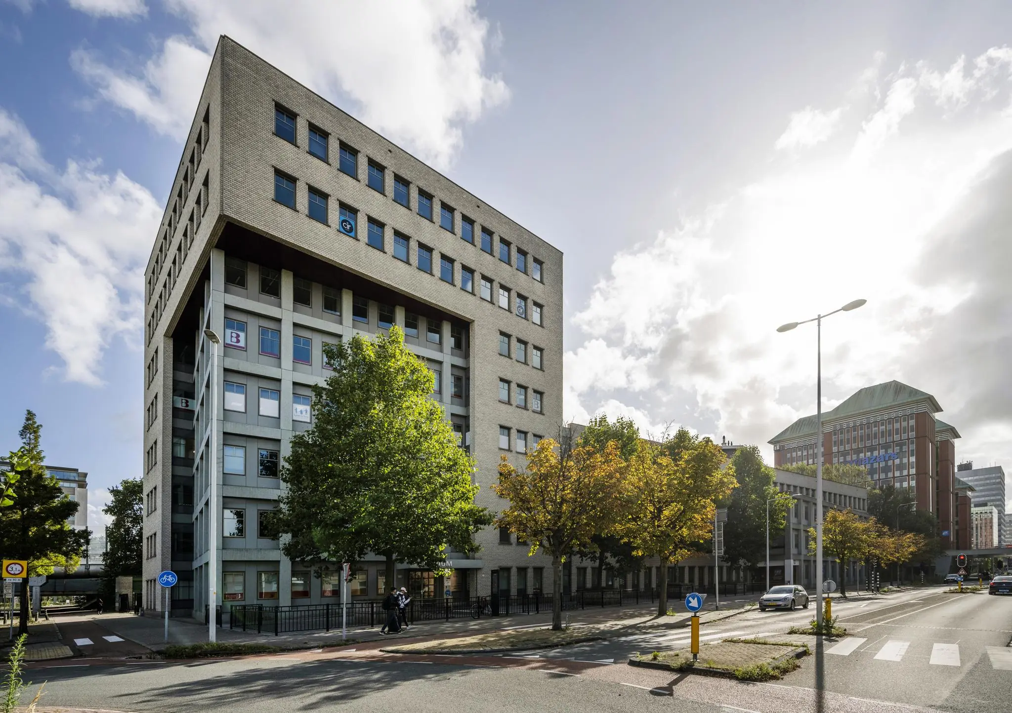 Kantoorgebouw aan de Derkinderenstraat in Amsterdam op een zonnige dag.