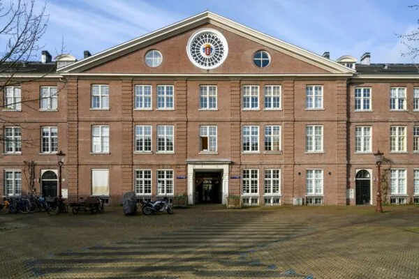 Vooraanzicht van een monumentaal pand aan de Sarphatistraat in Amsterdam met een symmetrische gevel en klassiek metselwerk.