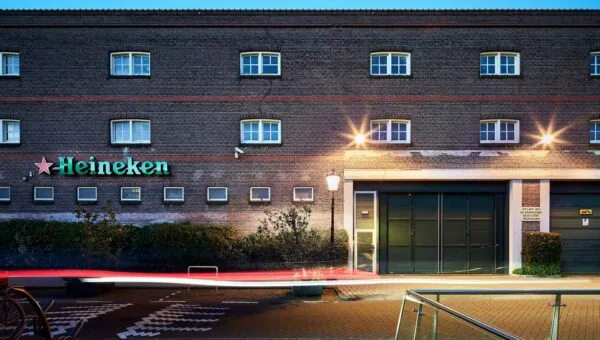 Bakstenen gevel van het Heineken-gebouw aan de Ruysdaelkade bij avondverlichting.