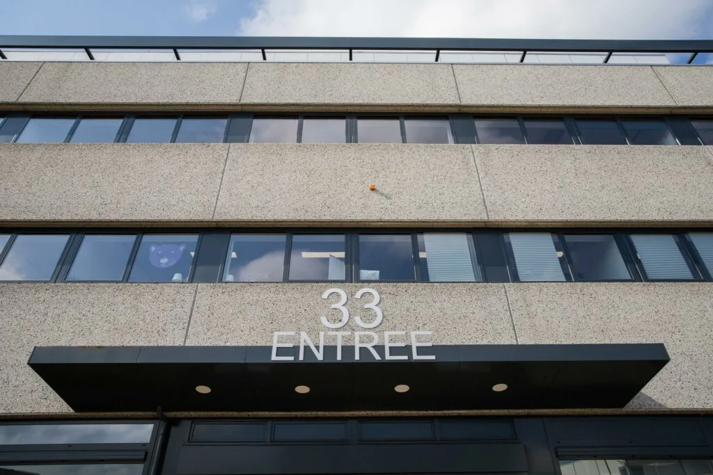 Voorgevel van een kantoorgebouw aan de Zonnebaan 33 met duidelijk zichtbare entree.