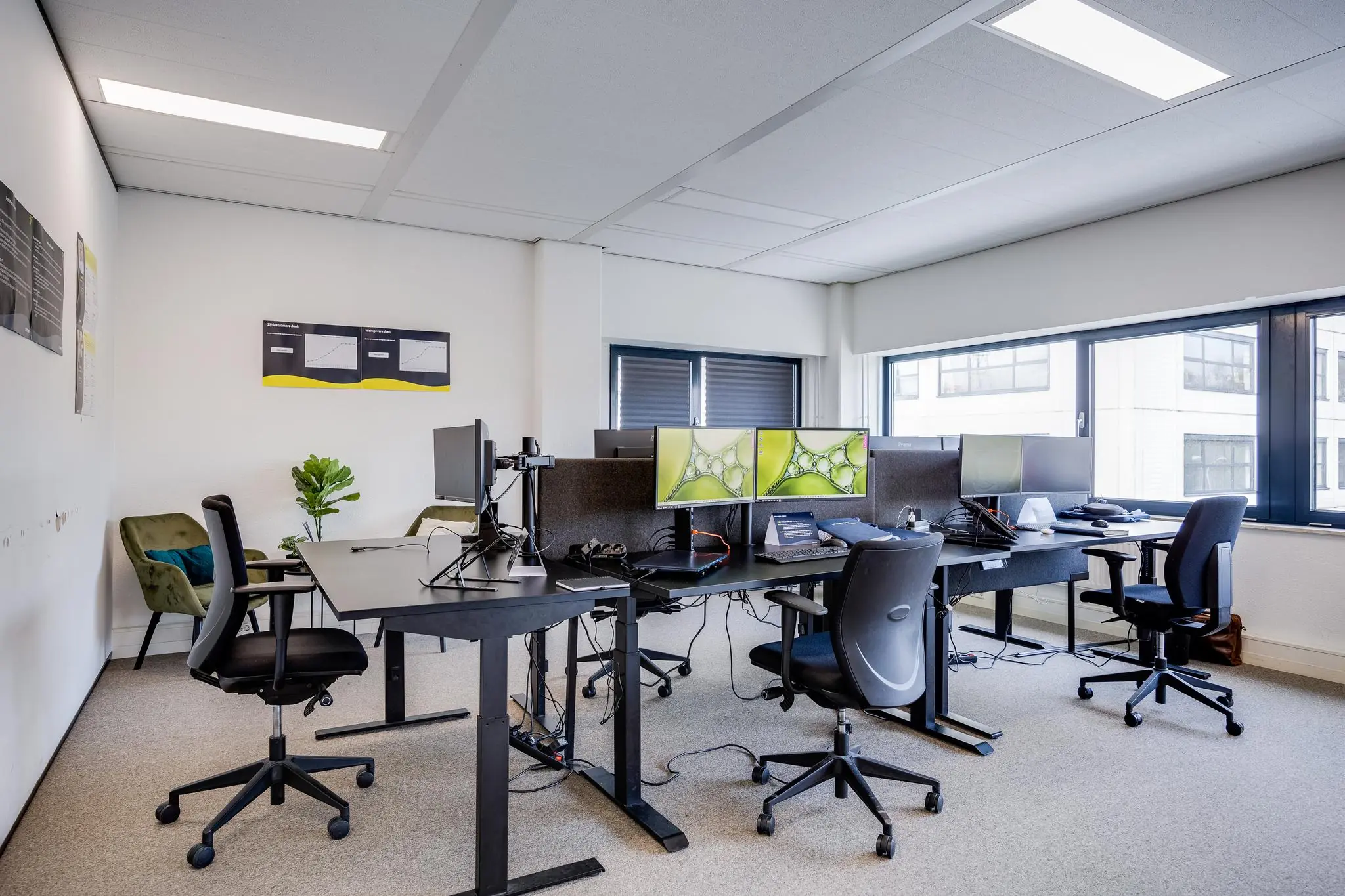 Moderne kantoorruimte aan de Zonnebaan met meerdere bureaus, computeropstellingen en ergonomische stoelen bij grote ramen.