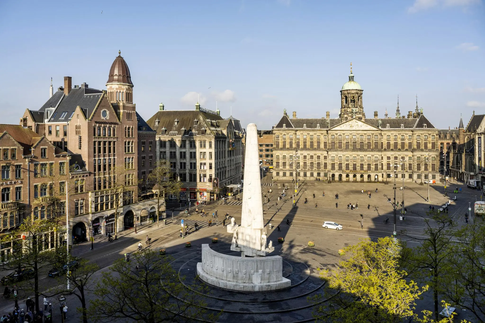 Uitzicht op de Dam in Amsterdam met het Nationaal Monument en het Koninklijk Paleis.