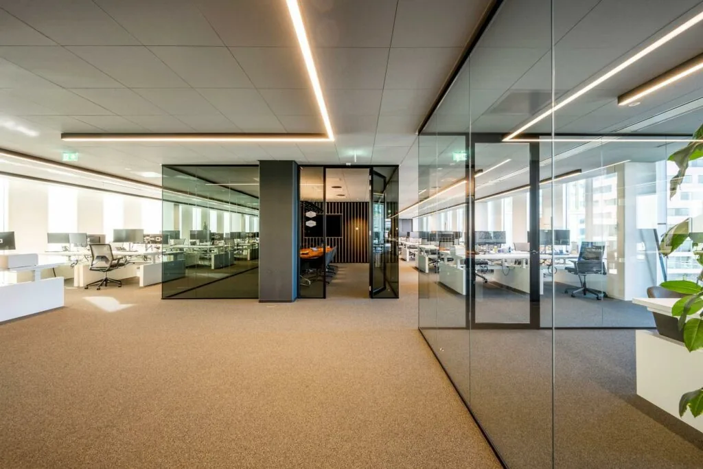 Modern kantoorinterieur in Hoekenrode met glazen wanden, open werkplekken en een vergaderruimte.