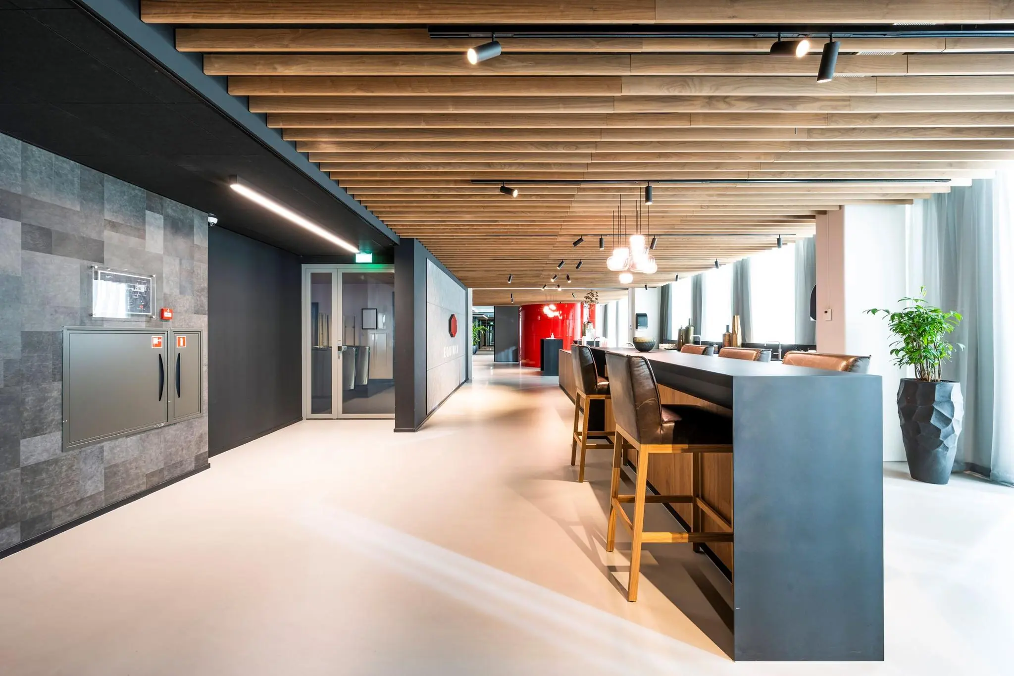 Moderne en stijlvolle kantoorruimte in Hoekenrode met houten plafond, hoge zitplaatsen en veel natuurlijk licht.